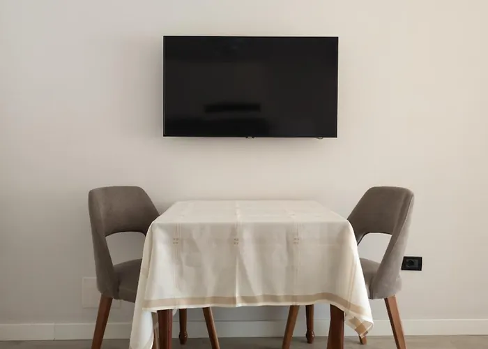 アパート Small Near The Olimpik Park ティラナ